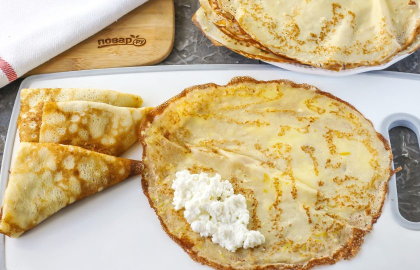 1. Этап. Блины треугольником с начинкой: Выложите начинку на край блина.