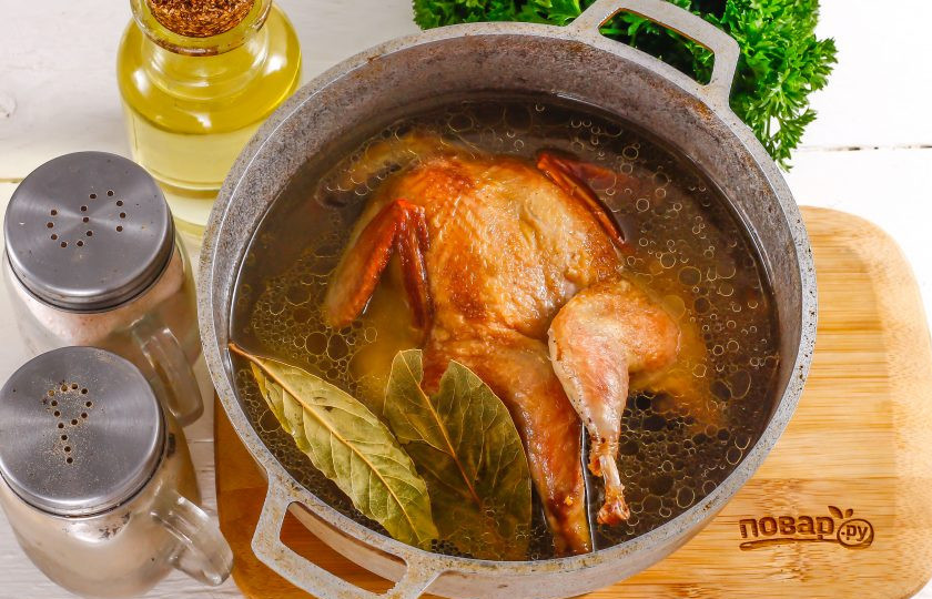 1. Этап. Перепелка с чечевицей: Залейте тушку горячей водой, добавьте соль, молотый черный перец и добавьте в емкость лавровые листья. Отварите перепела примерно 15 минут.