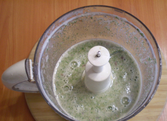 1. Этап. Зеленый коктейль с дыней: Измельчаем ингредиенты до состояния смузи.