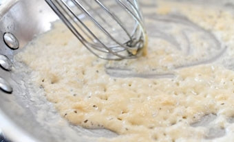 1. Этап. Запеканка из капусты брокколи: Смешать ее с маслом при помощи лопатки или венчика и обжарить до светло-золотистого оттенка.