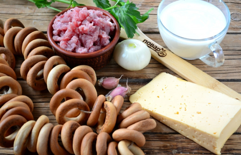 1. Этап. Сушки, фаршированные фаршем: Подготовьте все необходимые ингредиенты.