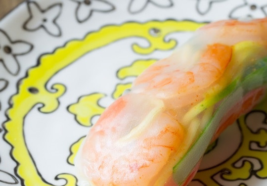 1. Этап. Вьетнамские спинг-роллы: 6. Аккуратно заверните конвертик — и ваши вьетнамские спинг-роллы готовы. Приятного аппетита!