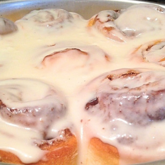 Булочки с корицей и сливочной поливкой