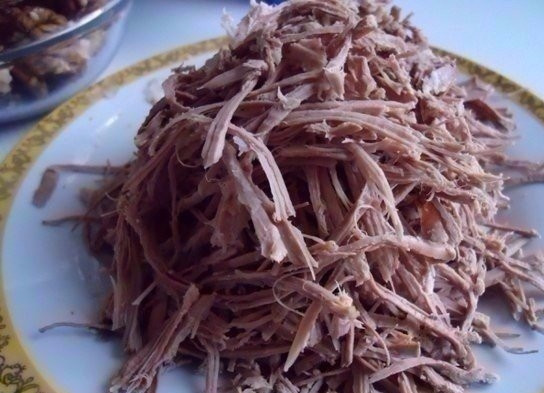 1. Этап. Салат с говядиной, огурцом и яйцом: Отварите говядину в подсоленной воде. Разберите мясо на волокна.