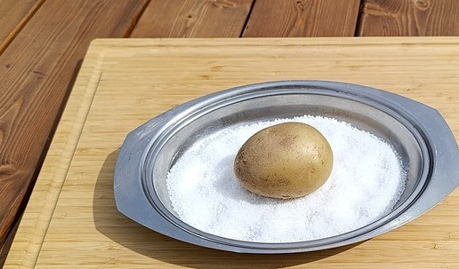 1. Этап. Закуска по-русски: В форму для запекания насыпать соль. Положить картофель. Запекать в разогретой духовке 50 минут при температуре 180°C.