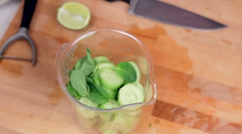 1. Этап. Огуречный смузи: 2. Затем переместите огурцы в чашу блендера и добавьте сок лайма. Добавьте также листья свежей мяты и мед. Хорошо все перемешайте с помощью блендера.