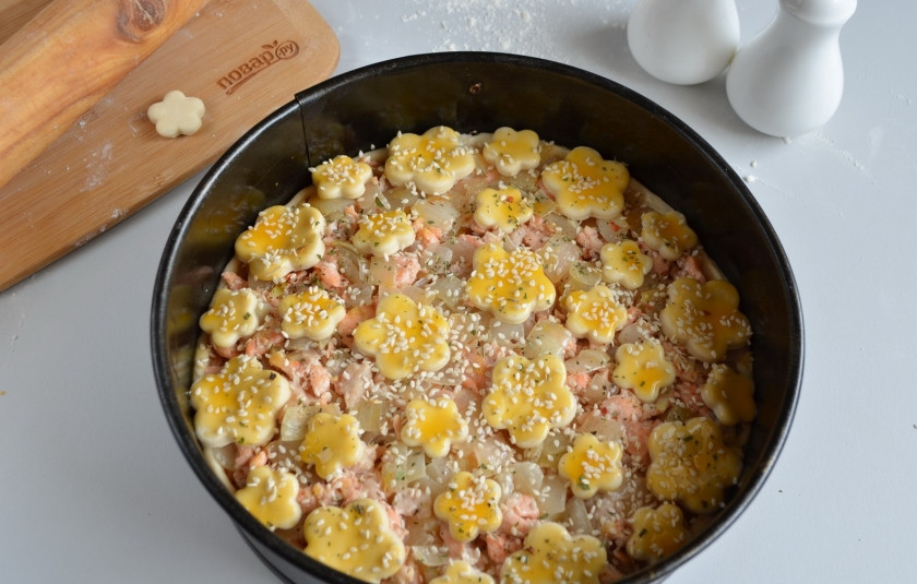 1. Этап. Слоеный пирог с семгой: Посыпьте кунжутом и отправьте в горячую духовку на 30 минут, температура — 220 градусов.