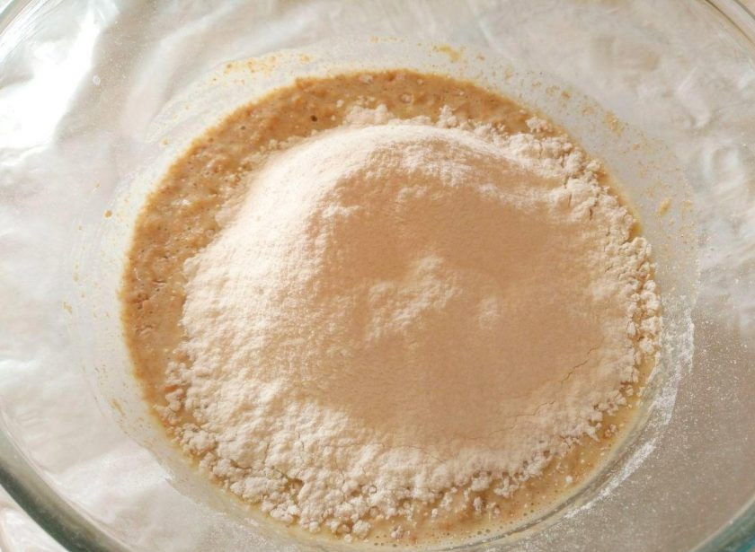 1. Этап. Сдобные булочки, прослоенные штрейзельной крошкой: Оставив 100 грамм белой муки для приготовления крошки, порциями всыпьте её при просеивании в тесто. Тщательно перемешайте его ложкой.