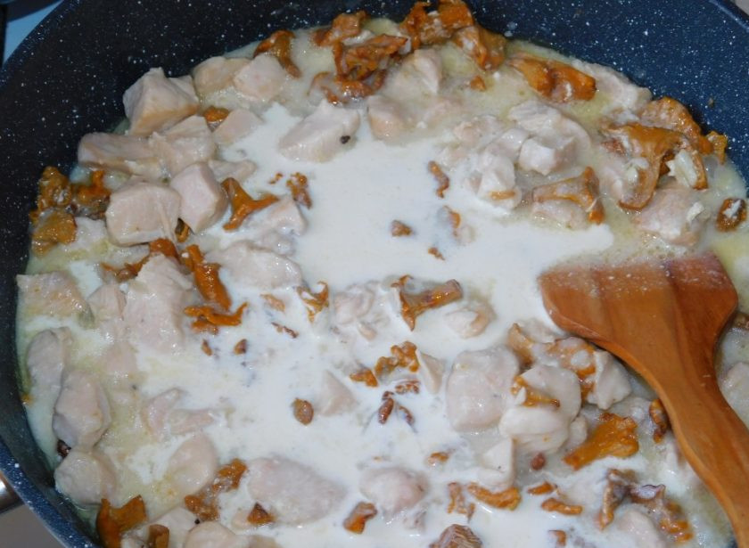 1. Этап. Курица с грибами в чесночном соусе: Влейте сливки и доведите до кипения.