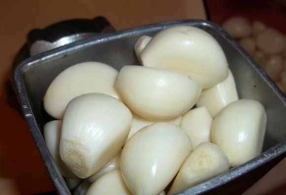 1. Этап. Баклажаны с гранатом: В блендере или в мясорубке измельчите чеснок.