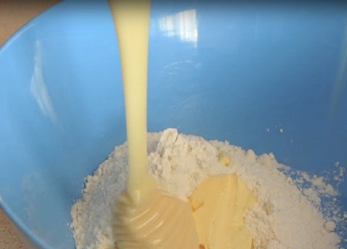 1. Этап. Кекс на сгущенном молоке: Отгоняем детей и сладкоежек и выливаем в миску сгущенку :)