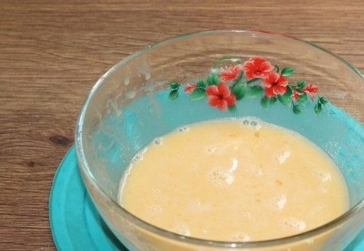 1. Этап. Сдобный пасхальный хлеб с тремя начинками: 3. Приготовим тесто. Вбиваю в небольшую миску 1 яйцо и 1 желток. Добавляю оставшийся сахар, ванилин, сметану, мед, соль и 30 мл рафинированного растительного масла. Взбиваю массу венчиком.