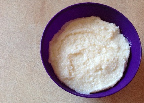 1. Этап. Манная каша с медом: Я варила густую кашу. Перекладываем кашу в глубокую миску и даем ей немного остыть.