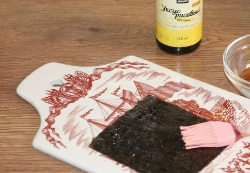 1. Этап. А-ля роллы с рыбой, сыром и авокадо: 14. Немного смазываем листики нори рисовым уксусом...