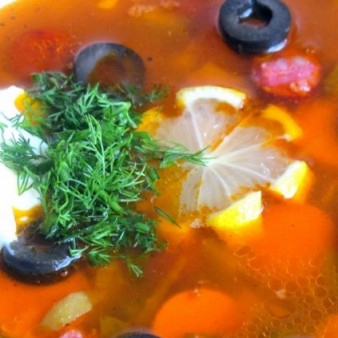 Солянка с лимоном и оливками