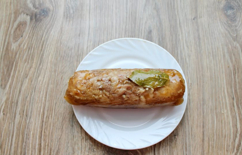 1. Этап. Сальчичон из курицы: Уберите в холодильник минимум на 5-6 часов, чтобы колбаса и желе окрепли.