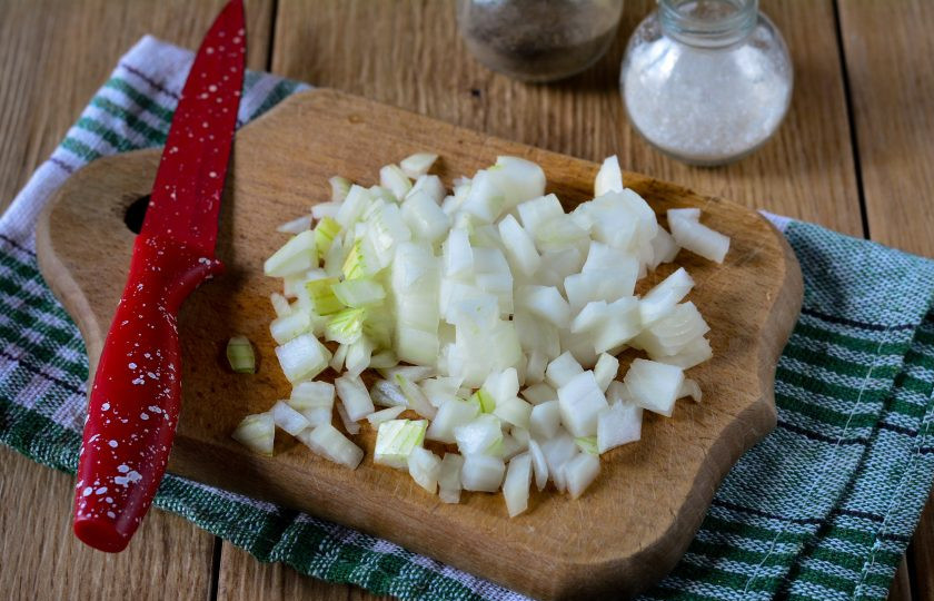 1. Этап. Отварной картофель с луком: Почистите и нарежьте лук мелким кубиком.