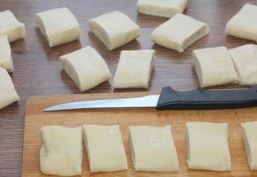 1. Этап. Слоеные пирожки с луком и картошкой: 12. Затем каждый слой разрезаем на 5 частей, получилось 20 заготовок.