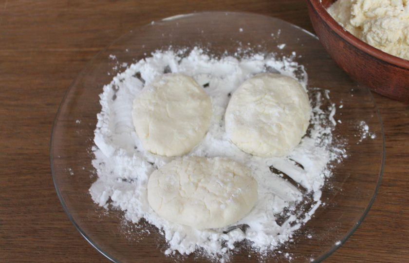 1. Этап. Сырники с крахмалом: На плоскую тарелку насыпаем крахмал. Делаем сырники и обваливаем их в крахмале.