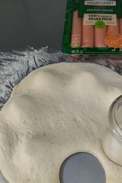 1. Этап. Дрожжевая выпечка Кружочки: 2 часть теста раскатываем и накрывает ей заготовку. При помощи кружки выдавливаем кружочки из теста.