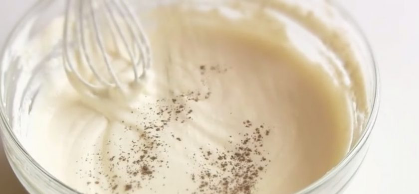 1. Этап. Лазанья овощная из лаваша: 4. Перемешайте массу до однородности, добавьте сметану и снова тщательно перемешайте соус венчиком. Посолите и поперчите соус по вкусу. Смажьте форму растительным маслом и выложите в нее первый лист лаваша, вырезанный по размерам формы.