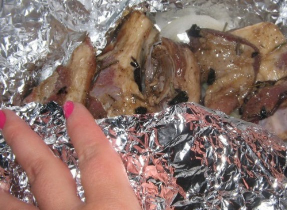 1. Этап. Баранина с базиликом: Застелите противень фольгой, выложите на него порезанный кольцами лук, мясо с маринадом и заверните фольгу. Запекайте в течение 40 минут при 190 градусах, затем разверните фольгу и оставьте в духовке еще на 20-25 минут, чтобы мясо подрумянилось. В качестве гарнира отварите картофель целиком.