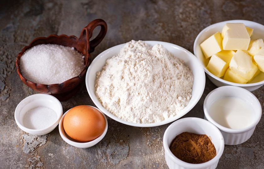 1. Этап. Печенье Земелах с корицей: Все ингредиенты выложите на стол перед началом приготовления. Масло должно быть мягким, поэтому лучше всего его достать из холодильника примерно за 1 час.