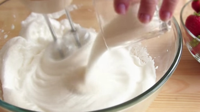 1. Этап. Торт с клубникой: 1. Для приготовления бисквита отделите белки от желтков. Белки взбейте миксером до густой устойчивой пены. Потом постепенно начните добавлять сахар и взбивайте белки до его растворения.