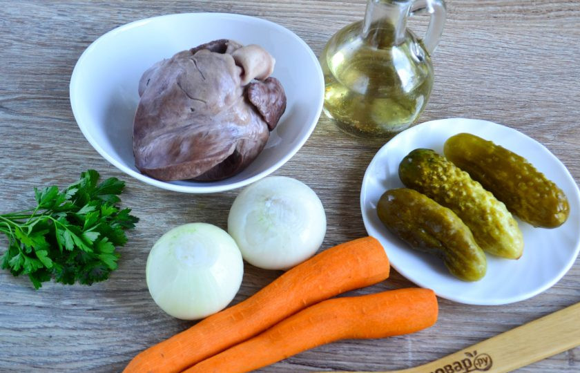 1. Этап. Салат из сердца с морковью и луком: Подготовьте все необходимые ингредиенты. Морковь и лук очистите и ополосните. Сердце я отварила заранее. Я варила в мультиварке на режиме 