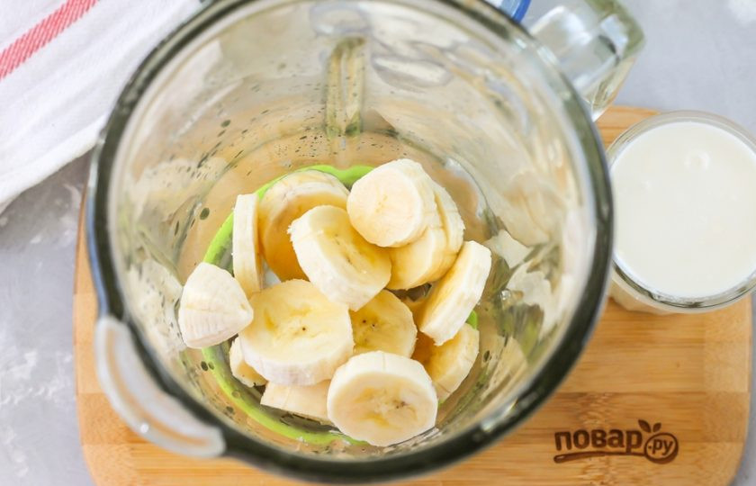 1. Этап. Смузи с бананом и киви: Банан очистите от кожуры, нарежьте шайбочками и высыпьте их в чашу блендера или в глубокую емкость ,если будете использовать погружной блендер, а не кувшинный.