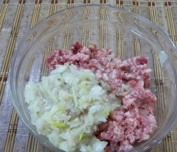 1. Этап. Творожное тесто с фаршем: Мясо измельчите в фарш с помощью мясорубки или того же комбайна. Лук можете вместе с мясом пропустить или мелко порезать и просто добавить в фарш.