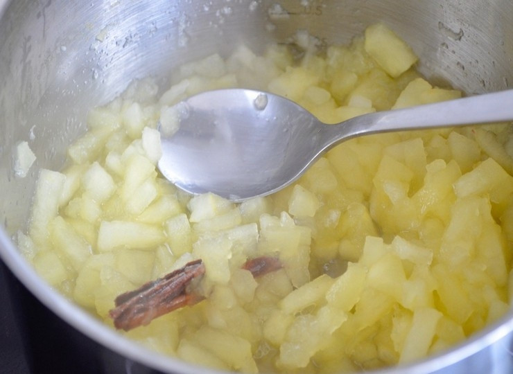 1. Этап. Веганские кексы с яблоками: 1. Очистите яблоки, нарежьте мелкими кубиками и положите в сотейник или глубокую сковороду. Добавьте палочку корицы, лимонный сок и 2 столовые ложки коричневого сахара. Тушите яблоки до мягкости на слабом огне. Отделите примерно 150 г тушеных яблок и превратите их в пюре с помощью погружного блендера.