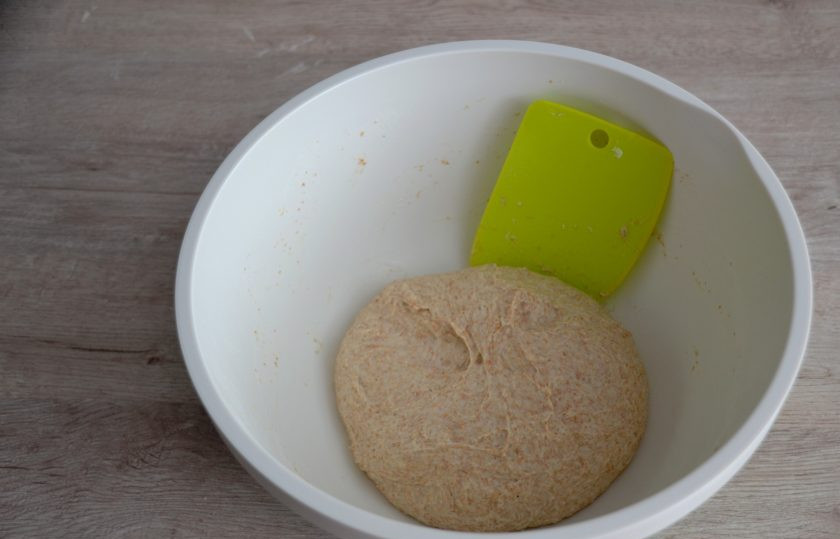 1. Этап. Хлеб Докторский: Соберите тесто в шар, накройте крышкой, оставьте для брожения на 2-3 часа.