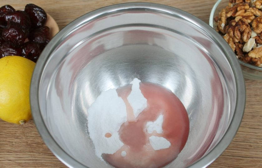 1. Этап. Шоколадные батончики: В миску насыпаем сахарную пудру и добавляем коньяк или любую ароматную настойку. Крепость 30-40 градусов.