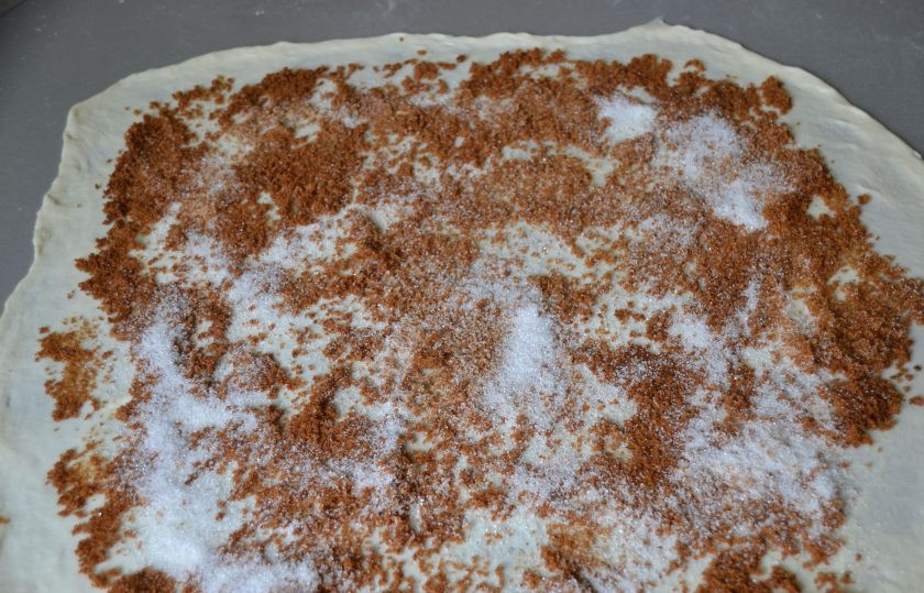 1. Этап. Штрудель со сливой: Выложите на тесто обжаренную крошку, оставьте свободными края по 2-3 см. со всех сторон, высыпьте равномерно по всей поверхности половину сахарного песка.