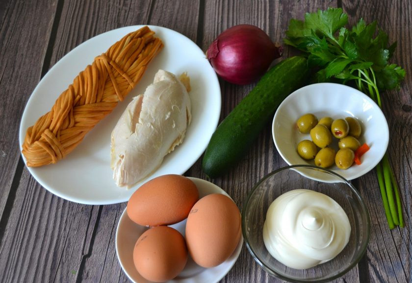 1. Этап. Салат с копченым сыром Косичка: Подготовьте ингредиенты. Заранее отварите куриную грудку и яйца.