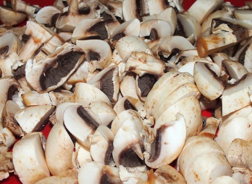 1. Этап. Тарталетки с шампиньонами: Грибы сначала промойте, порежьте довольно крупно.