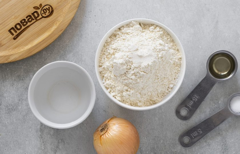 1. Этап. Лепешки на воде с луком: Подготовьте все ингредиенты.