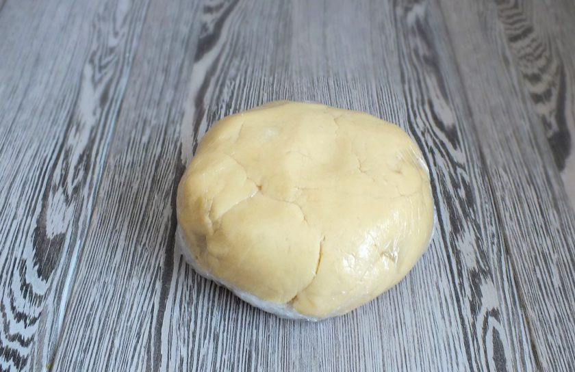 1. Этап. Печенье с лимонной начинкой: Готовое тесто заверните в пищевую пленку и уберите в холодильник на 30 минут.