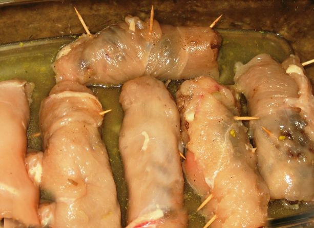 1. Этап. Куриные рулетики с начинкой из печени: Сколите рулетики зубочисткой. Выложите их на противень, залейте бульоном. Поставьте в разогретую до 180 градусов духовку на 1 час.