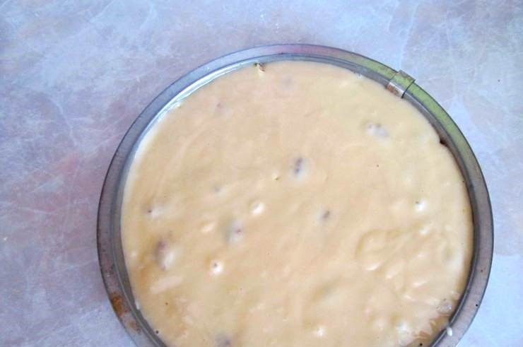 1. Этап. Яблочная шарлотка на скорую руку: 7. Вылить тесто сверху яблок и отправить в разогретую духовку. Выпекать шарлотку при средней температуре до готовности.