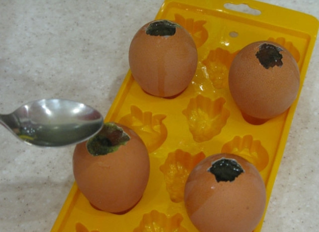 1. Этап. Яйца заливные: Сложите ингредиенты в скорлупки. Желатин замочите на 10 минут, а затем прогрейте не доводя до кипения, пока желатин не растворится. Смешайте его с бульоном и залейте в скорлупки. Отправьте яйца в холодильник на несколько часов до полного застывания бульона. Затем очистите как обычные вареные яйца и подайте на стол.