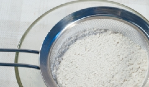 1. Этап. Тесто для пиццы с медом: 2. Налейте в емкость теплую воду. Сюда же добавьте мед и сухие дрожжи, после чего хорошенько перемешайте. В самом конце добавьте моль и оливковое масло. Теперь просейте муку и начинайте аккуратно вымешивать тесто.