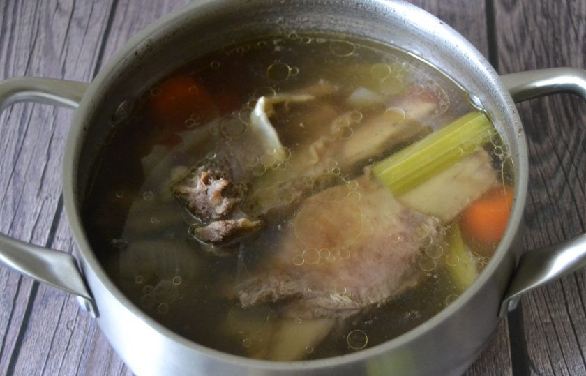 1. Этап. Белый бульон: Бульон должен хорошо протомиться, приобрести прозрачность. Готовность определяем по тому, как мясо начинает отделяться от костей и становиться мягким. Посолите. Извлеките мясо, бульон процедите, овощи сделали свое дело, придали бульону вкус и аромат, их можно просто убрать.