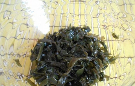 1. Этап. Салат из морской капусты с морковью: 1. Возьмите ламинарию, положите ее в глубокую тарелку.