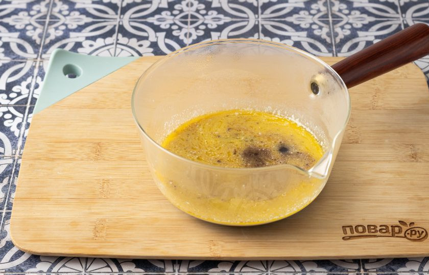 1. Этап. Глазурь из кэроба: Переложите смесь обратно в сотейник. Размешайте до однородности.