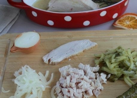 1. Этап. Филе грудки индейки в апельсиновом соусе: Буквально из 3 ингредиентов можно приготовить улетный салат, вот чесслово! Нарежьте лук и залейте его холодной водой, распушите в воде, пока лук тусуется в водичке, нарежьте филе индейки, нарежьте маринованный огурчик.