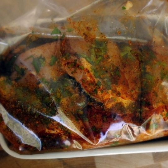 1. Этап. Куриные бедрышки, маринованные в пиве: Закрываем пакет, перемешиваем мясо с маринадом. Оставляем пакет в холодильнике часа на 2, время от времени перемешивая его содержимое - мясо должно как можно лучше пропитаться маринадом.