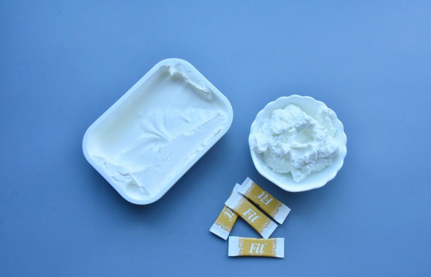 1. Этап. ПП капкейки: Для крема подготовьте сахарозаменитель, мягкий пастообразный обезжиренный творог, сливочный сыр с низким содержанием жира. Крем-чиз можно приготовить самостоятельно из кефира. Данный рецепт можно найти на сайте.