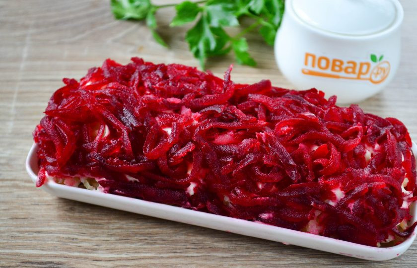 1. Этап. Салат Корель: 5. Далее - свекла. Ее натрите также на крупной терке. Сверху смажьте майонезом.